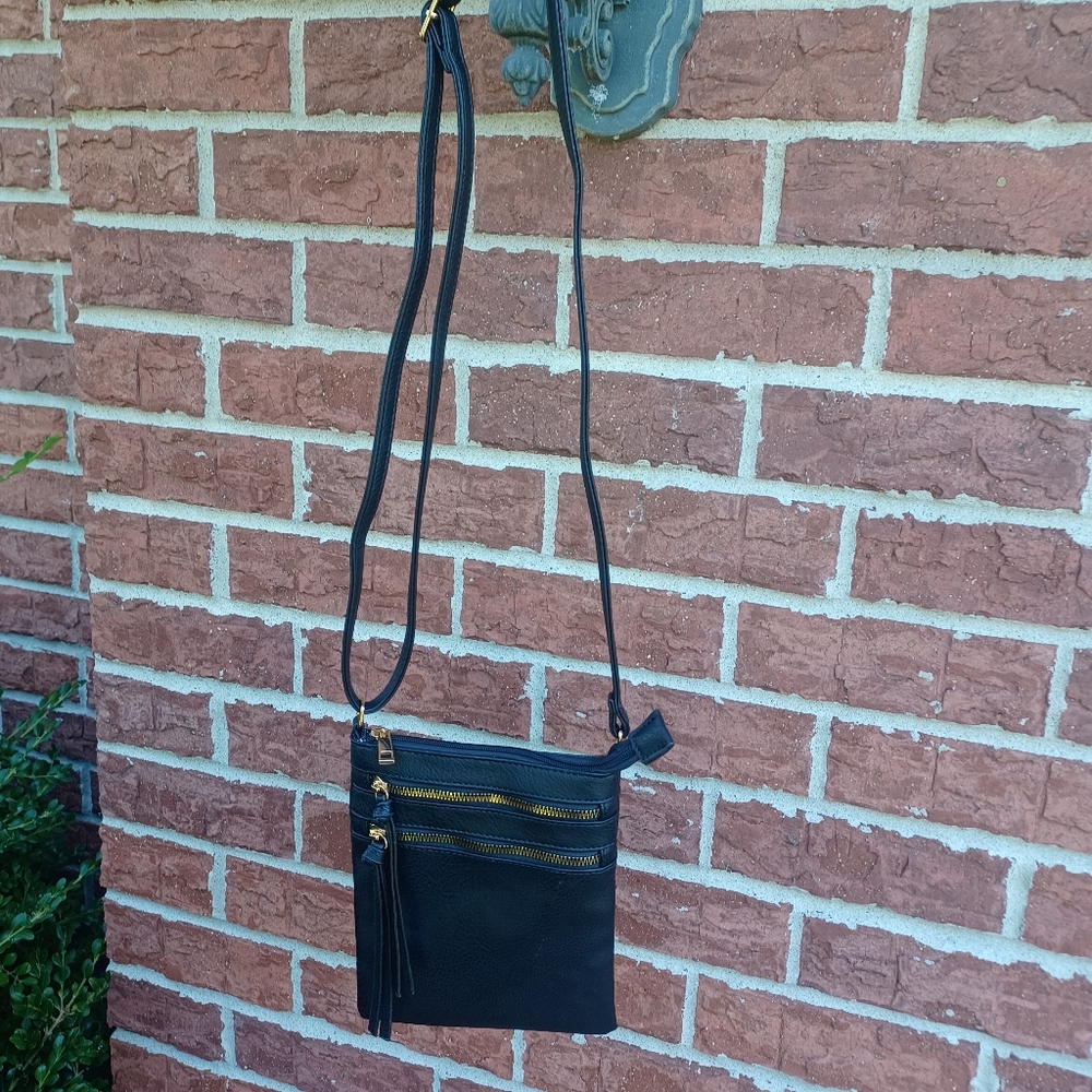 BLACK VEGAN LEATHER HOBO CROSSBODY BAG SIZE 8.5X7 NWOT - Picture 5 of 10